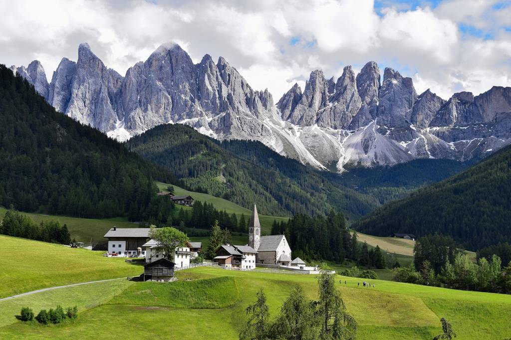 Découvrez les Dolomites à Vélo : Itinéraires Incontournables